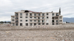 A damaged apartment bloc photographed a year after the 2023 earthquake (Kyriakos Finas)