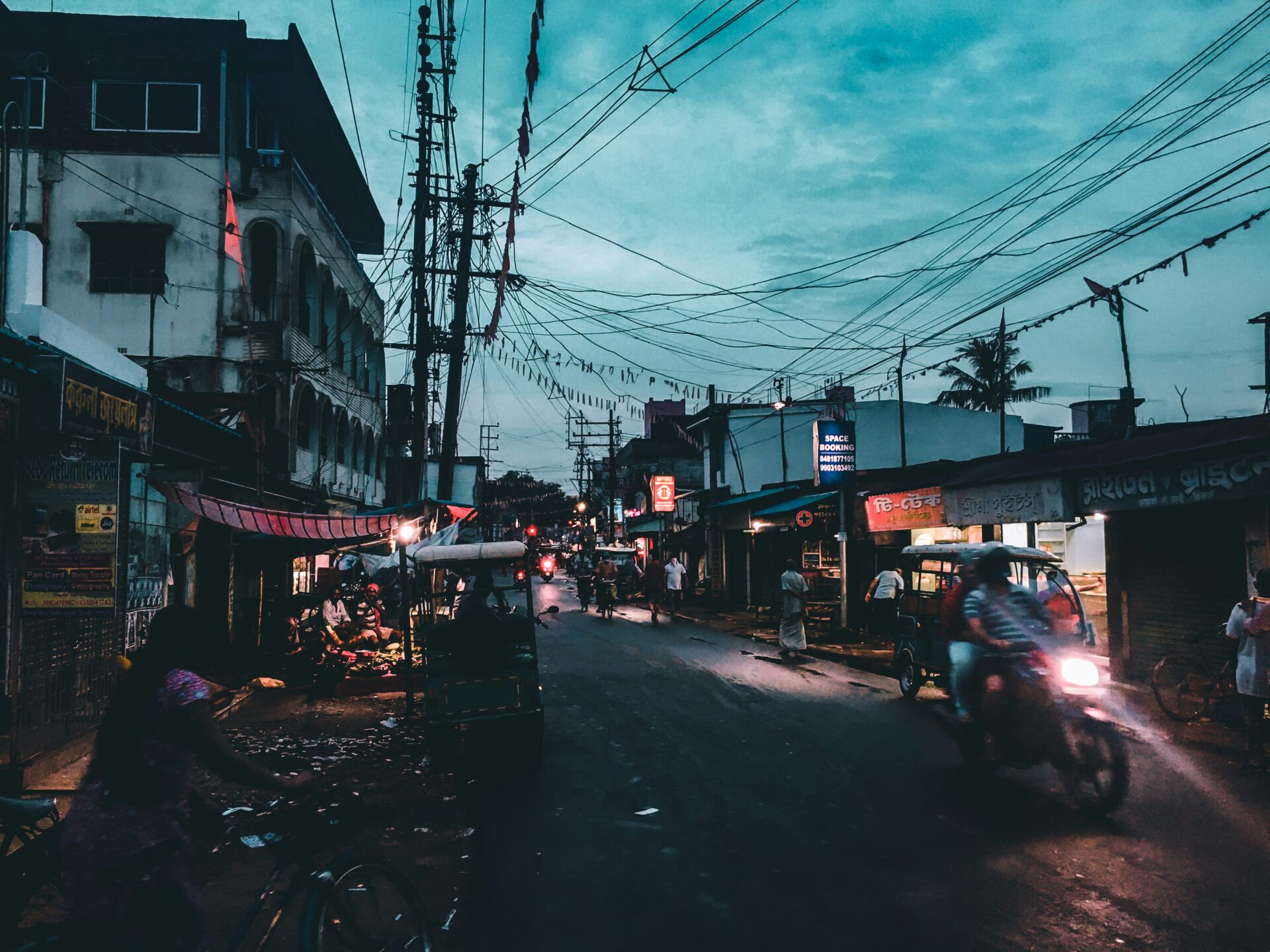 Nighttime traffic on a street in India's West Bengal (Rudra Chakraborty via Unsplash)