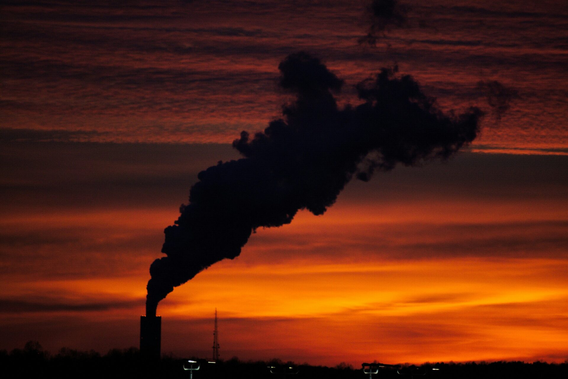 A photo shows a plume of smog at the Charlotte Douglas International Airport in Charlotte on April 17, 2018 (Sam Jotham Sutharson/Unsplash)